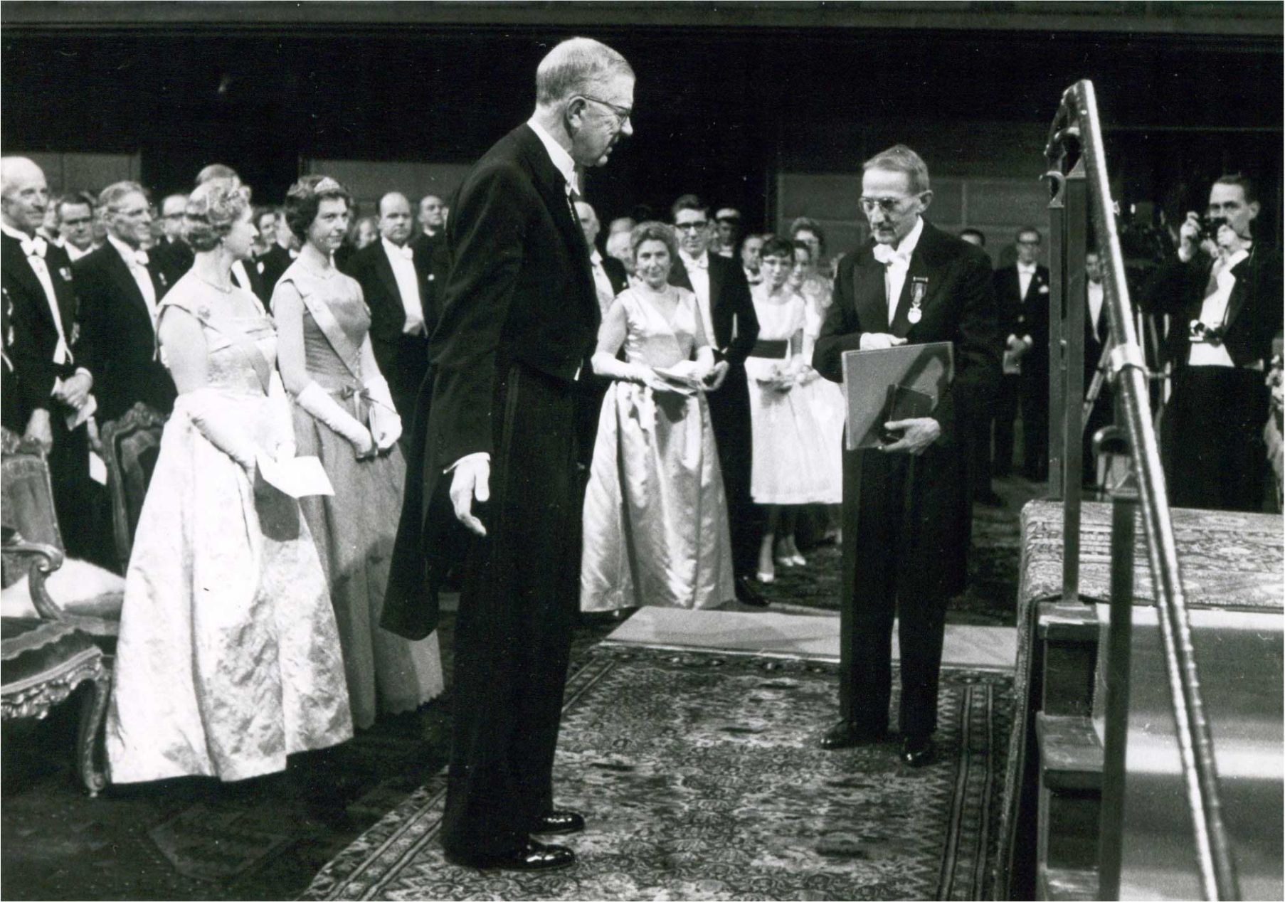 Švédský král Gustav Adolf VI. předává 10. prosince 1959 ve Stockholmu J. Heyrovskému Nobelovu cenu za objev a vývoj polarografické metody.