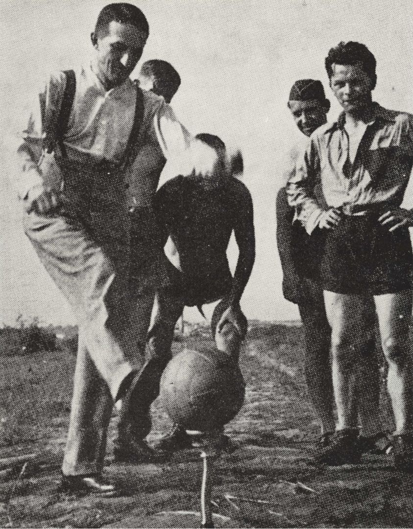 Jaroslav Heyrovský provádí výkop při fotbalovém zápase mezi Ústavem fyzikální chemie a Spektroskopickým ústavem UK, 1936; NTM